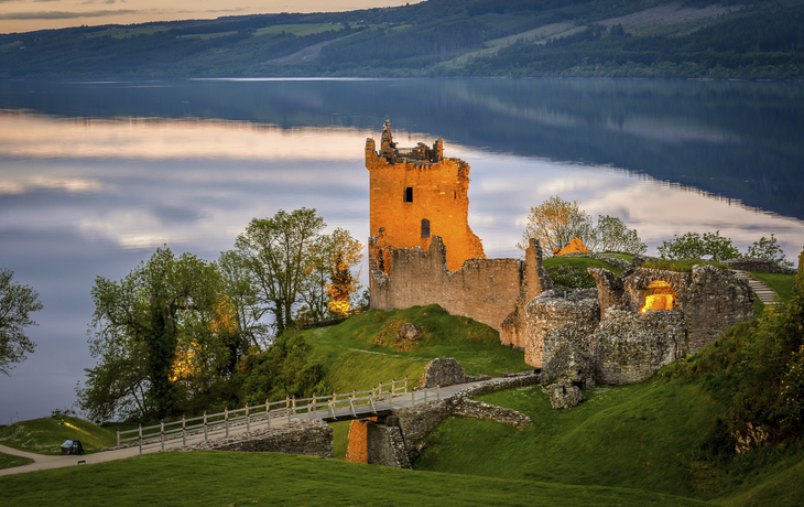 Loch Ness und Urquhart Schloss in Fort William, Schottland