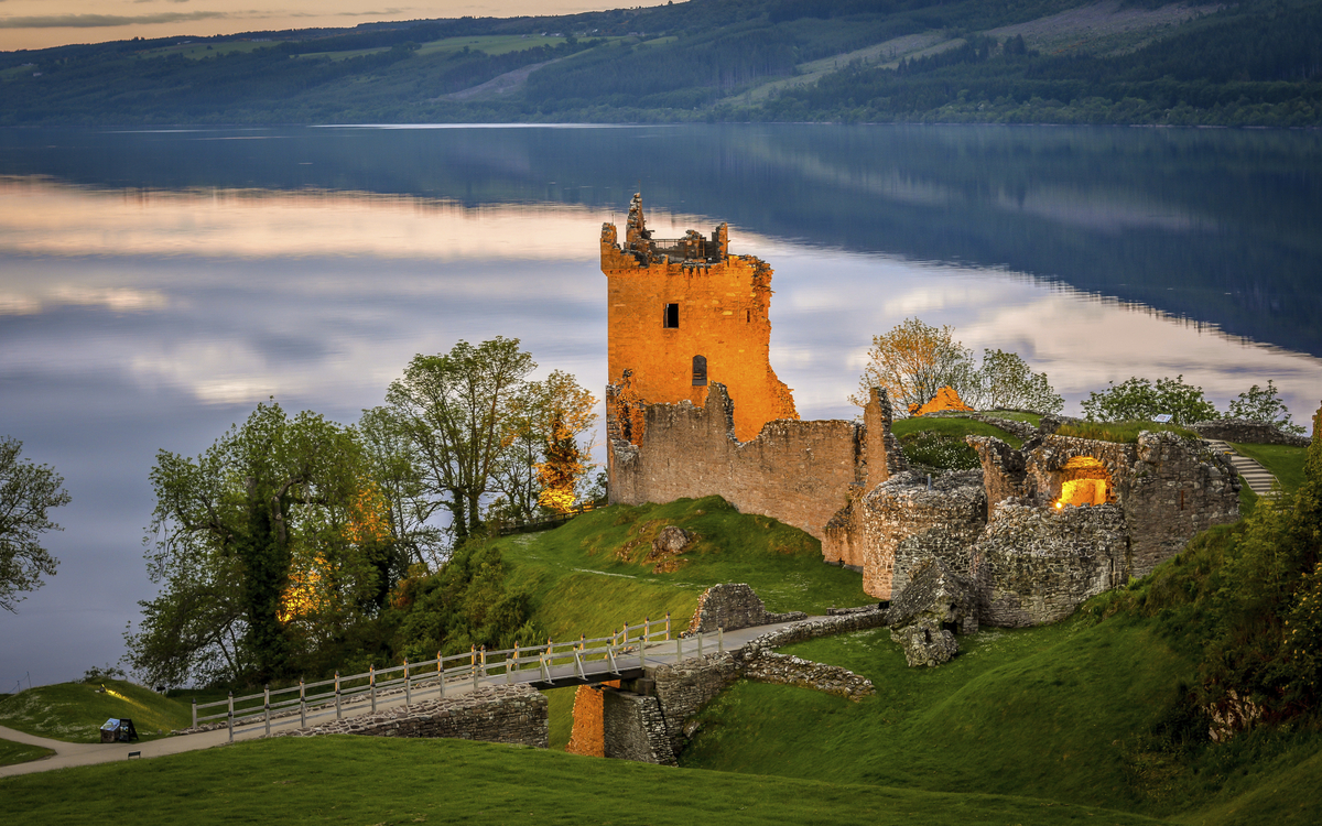 Loch Ness und Urquhart Schloss in Fort William, Schottland