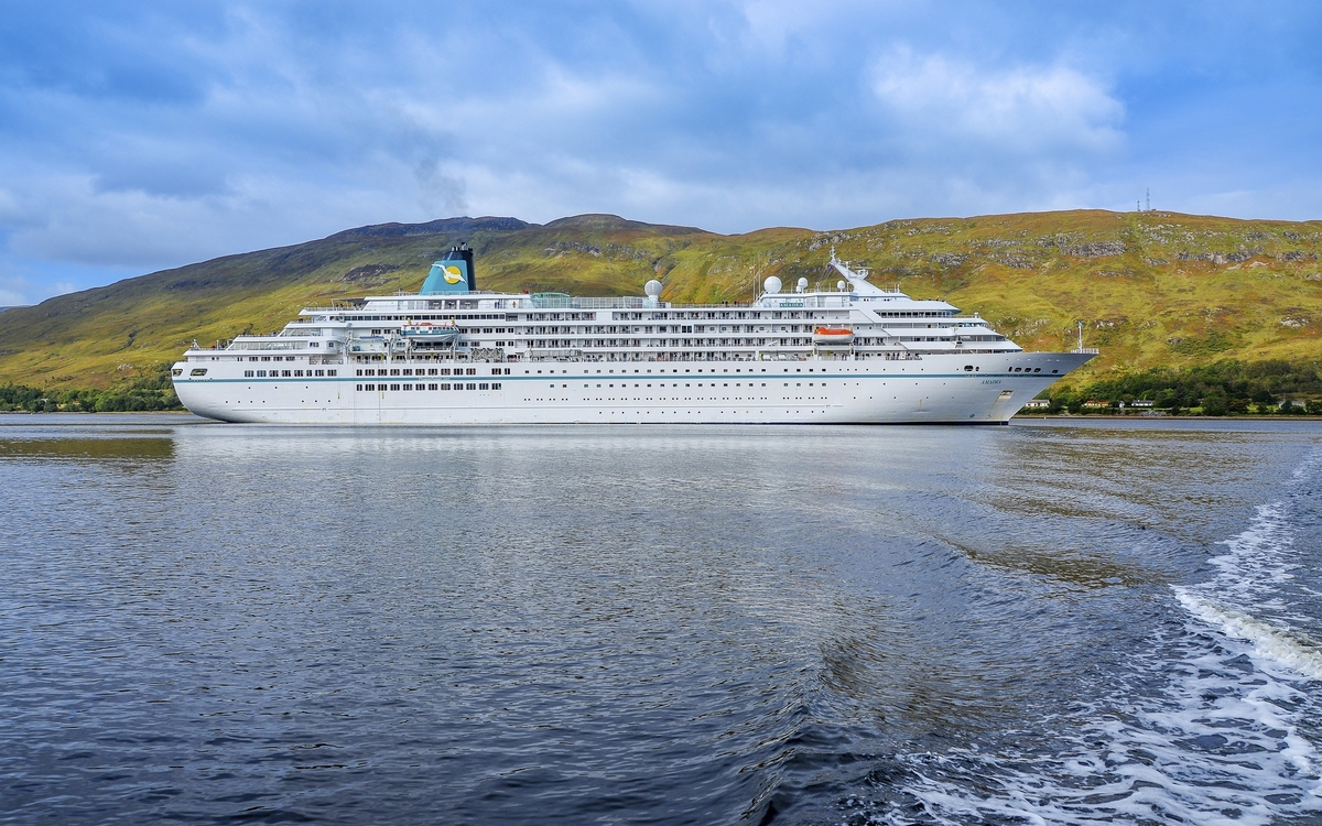 MS Amadea vor Fort William