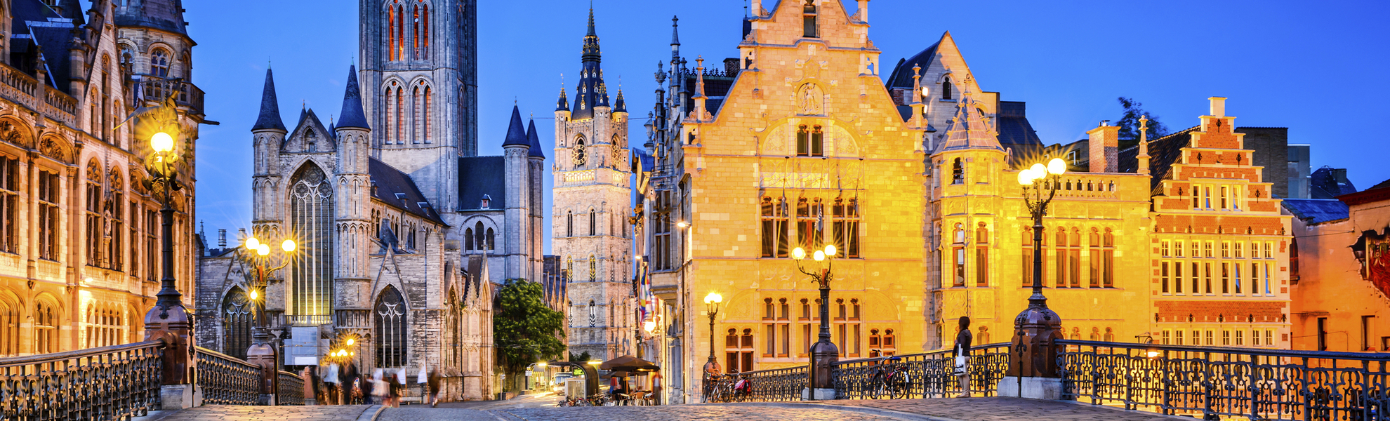 Beleuchtete Häuser in Gent am Abend, Belgien