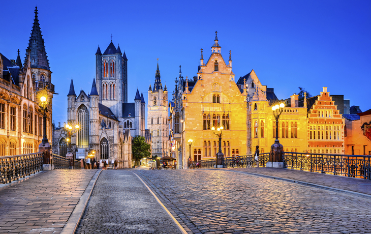 Beleuchtete Häuser in Gent am Abend, Belgien