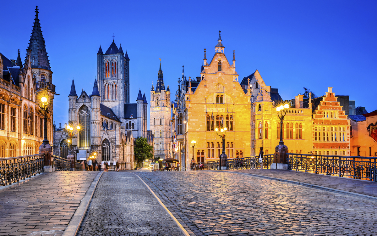 Beleuchtete Häuser in Gent am Abend, Belgien