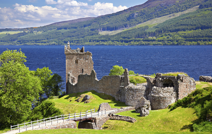 Urquhart Castle neben Loch Ness, Schottland