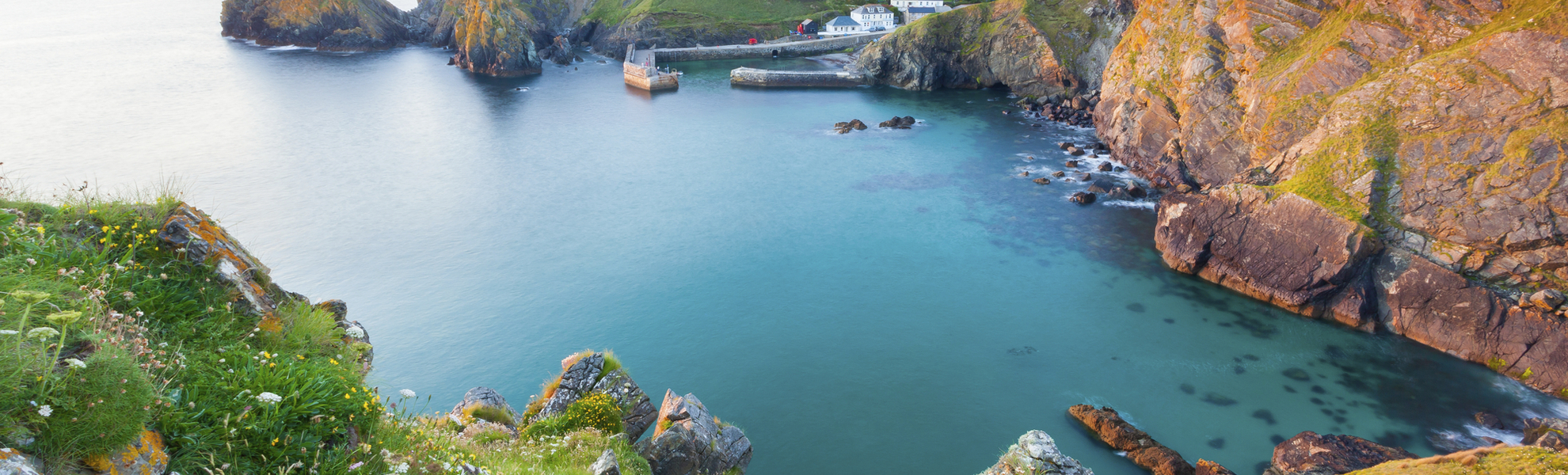 Sonnenuntergang am Mullion Cove in Cornwall, England
