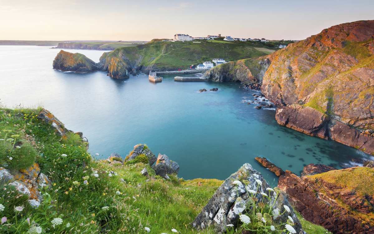Sonnenuntergang am Mullion Cove in Cornwall, England