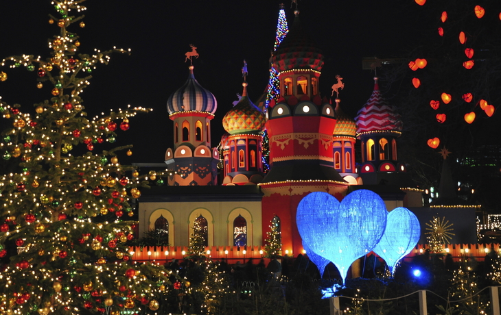 Weihnachtlich geschmückter Vergnügungspark Tivoli in Kopenhagen