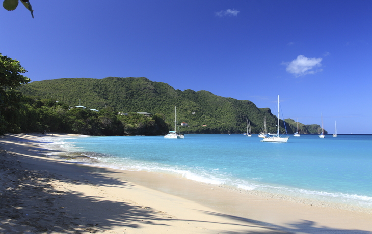 Strand der Insel Bequia des vincentischen Teils der Grenadinen und Saint Vincent, Karibik
