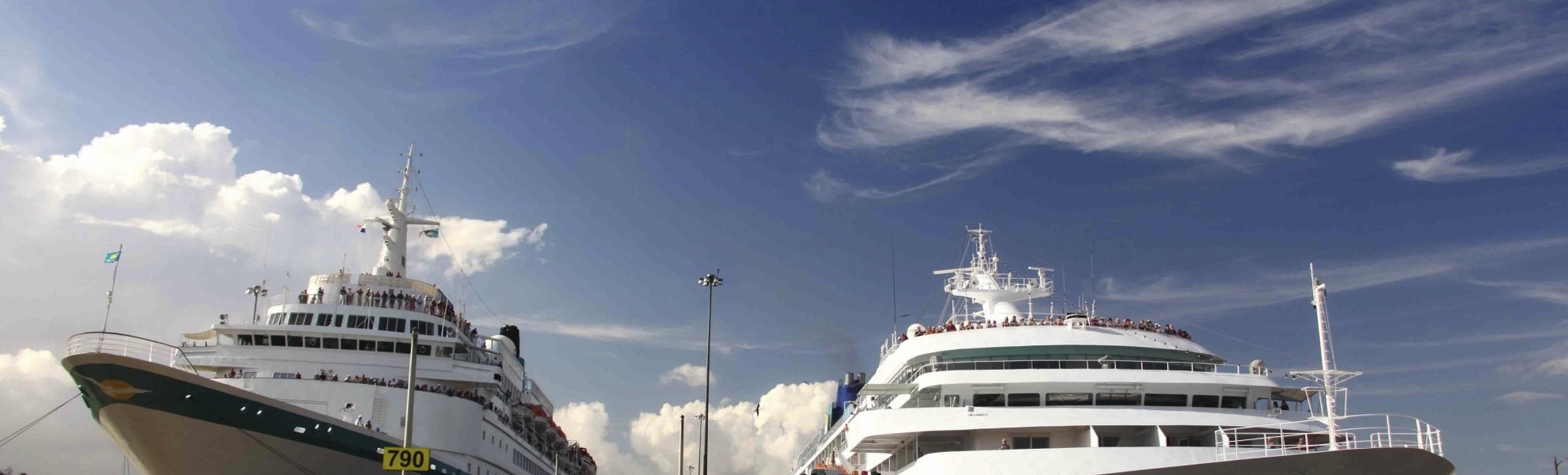 MS Amadea und MS Albatros im Panamakanal