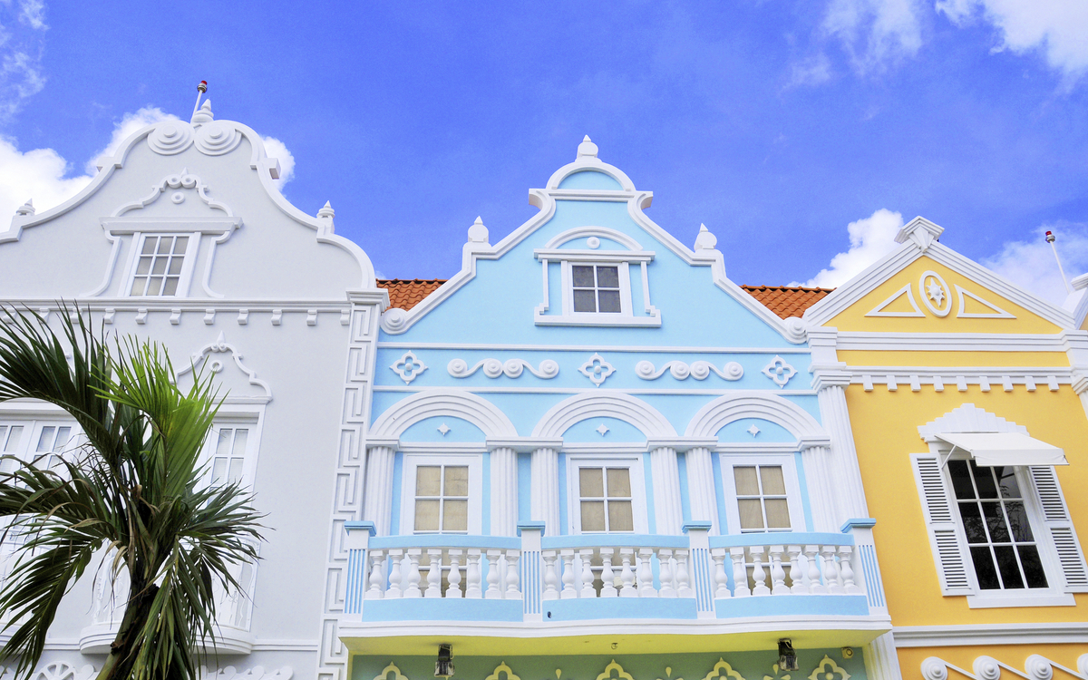 Bunte Häuser auf Aruba in der Karibik