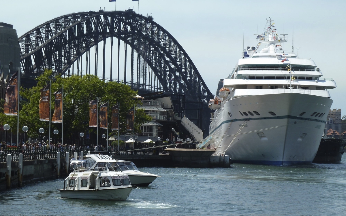 MS Amadea im Hafen von Sydney, Australien
