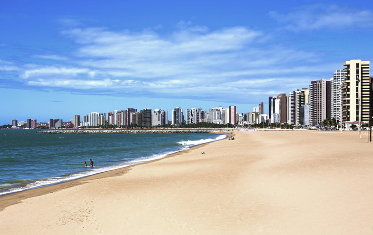 Strand und Skyline der Stadt Fortaleza, Brasilien