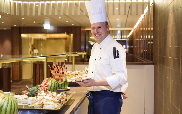 Vorbereitung des Buffets auf der MS Amera