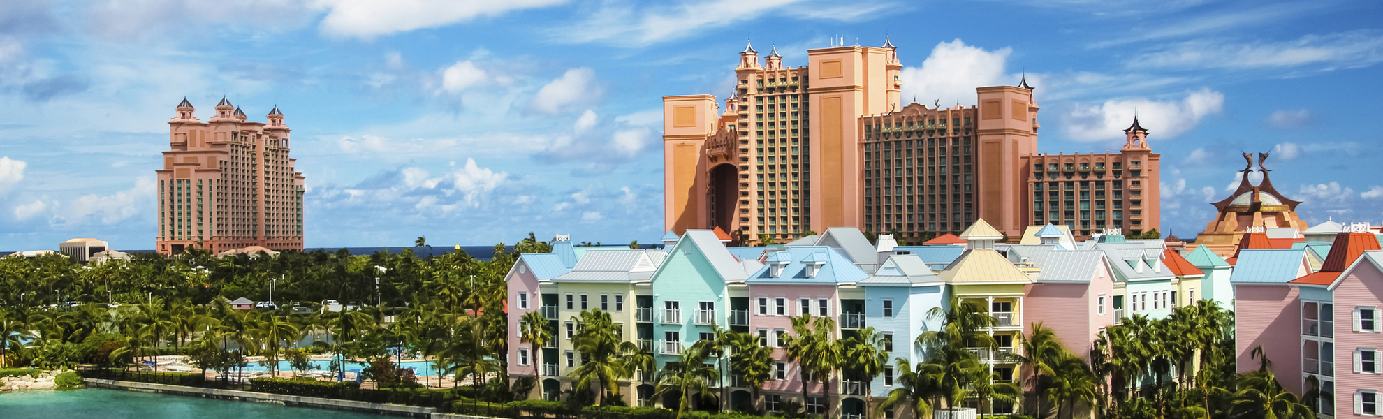 Tuk Tuk Boot entlang der Wasserfront von Nassau mit Blick auf die Skyline, Bahamas