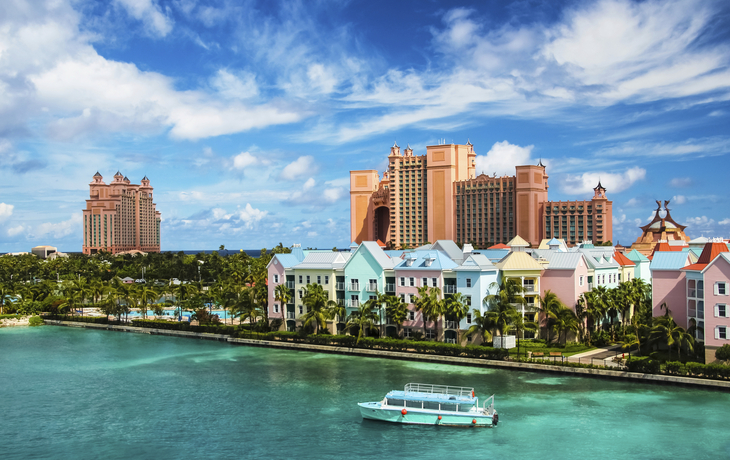 Tuk Tuk Boot entlang der Wasserfront von Nassau mit Blick auf die Skyline, Bahamas