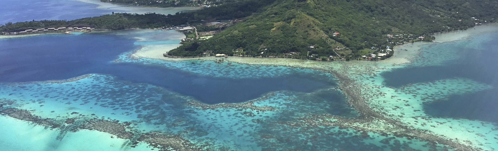Bora Bora umgeben von türkisblauem Meer, Französisch Polynesien
