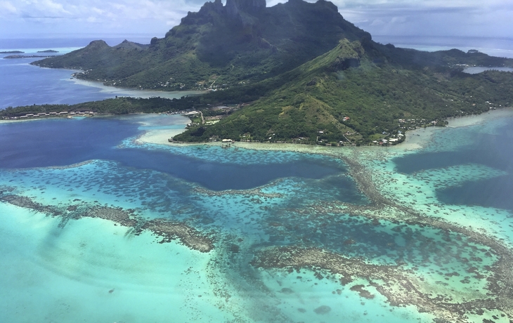 Bora Bora umgeben von türkisblauem Meer, Französisch Polynesien