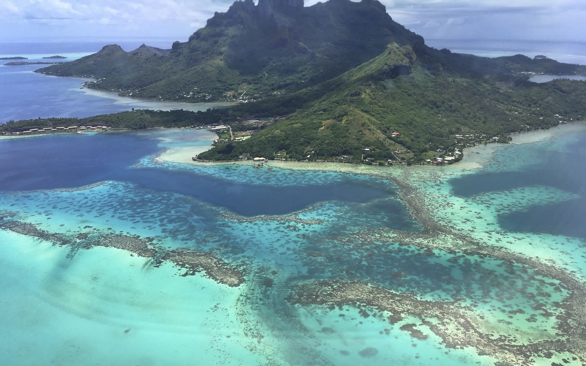 Bora Bora umgeben von türkisblauem Meer, Französisch Polynesien