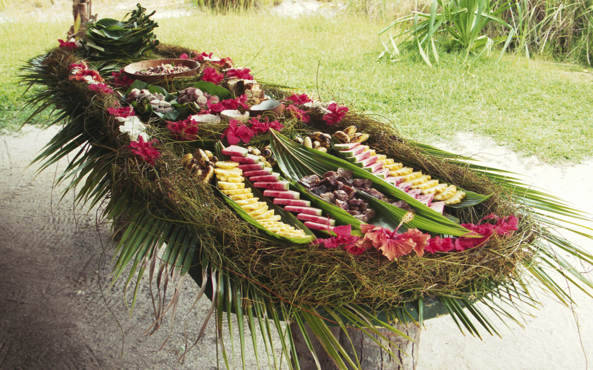 traditionell angerichtete Speisen auf Bora Bora, Französisch Polynesien