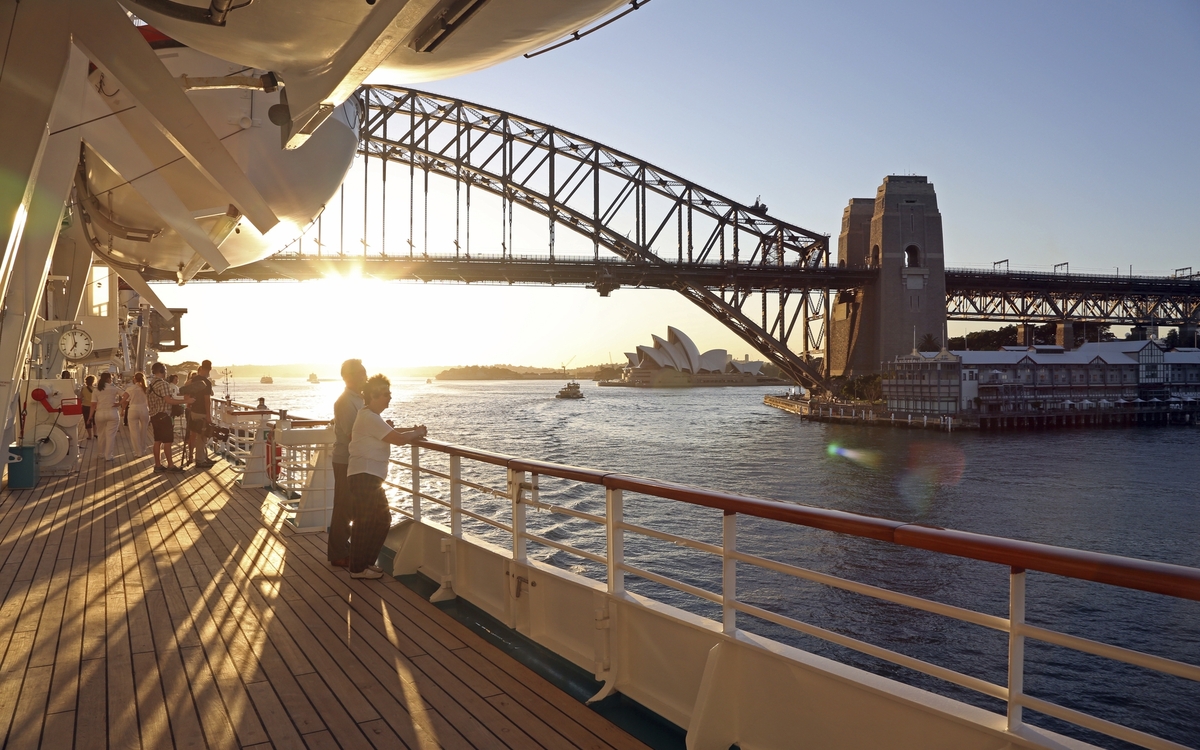 Einfahrt von MS Artania in Sydney, Australien