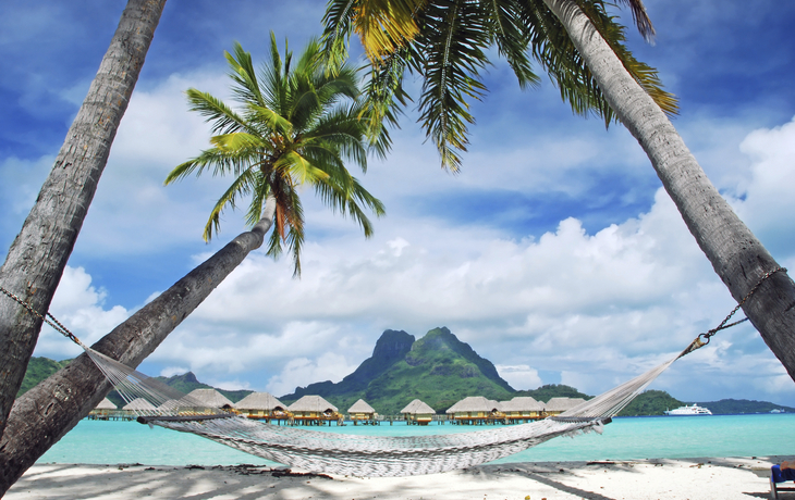 Haengematte am Strand von Bora Bora, Franz Polynesen