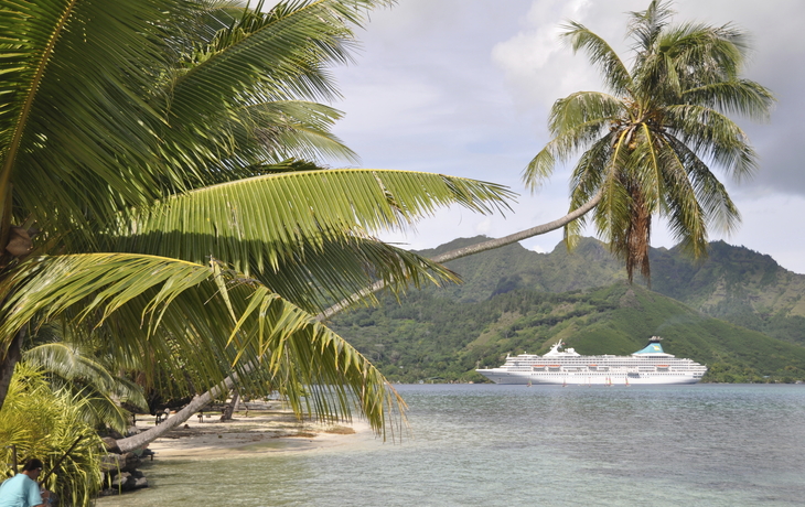 MS Artania vor Moorea