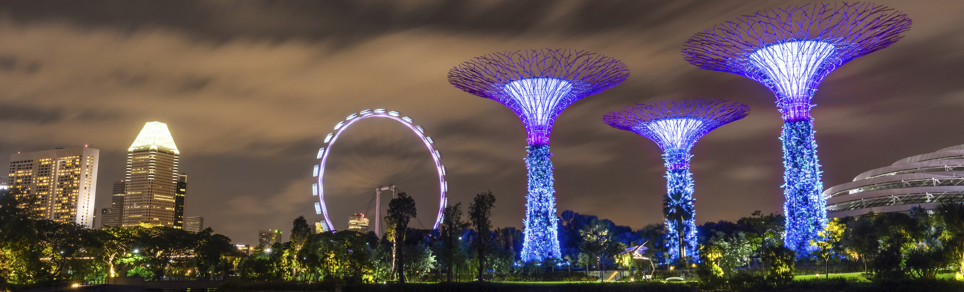 Bunt beleuchtetes Singapur bei Nacht