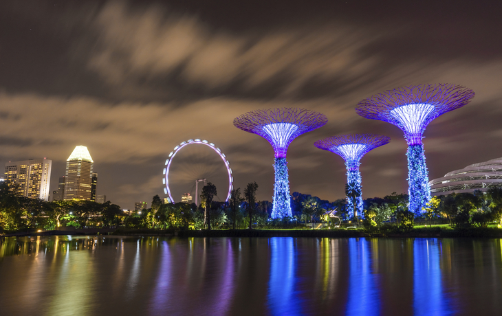 Bunt beleuchtetes Singapur bei Nacht