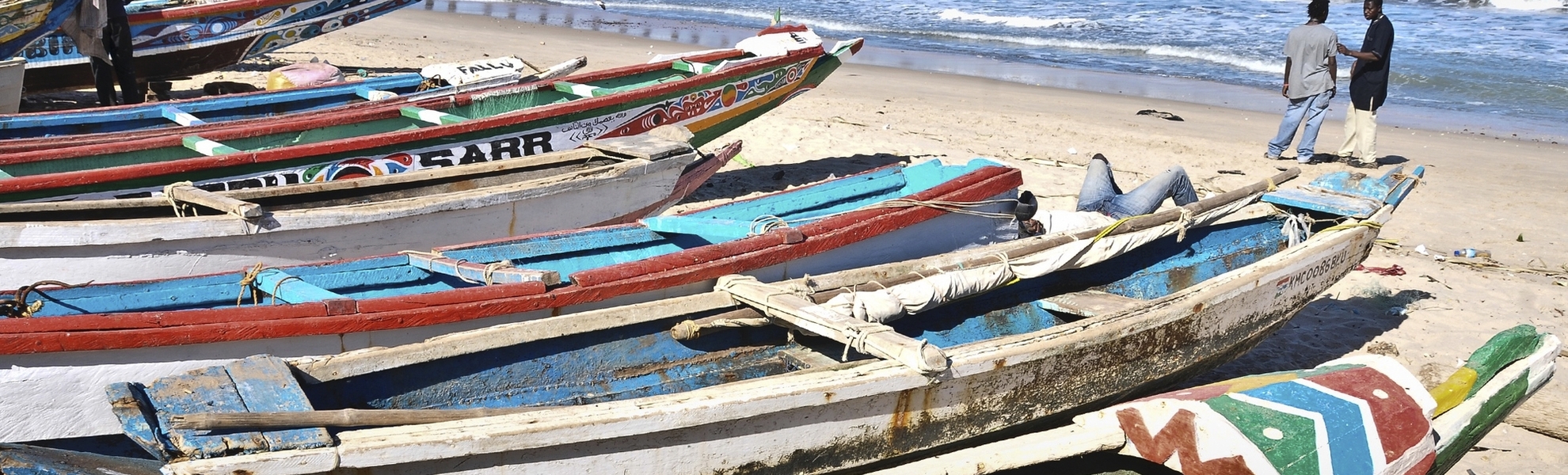 Boote am Strand von Banjul, Gambia
