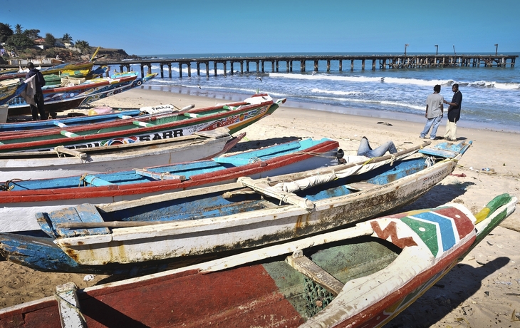 Boote am Strand von Banjul, Gambia