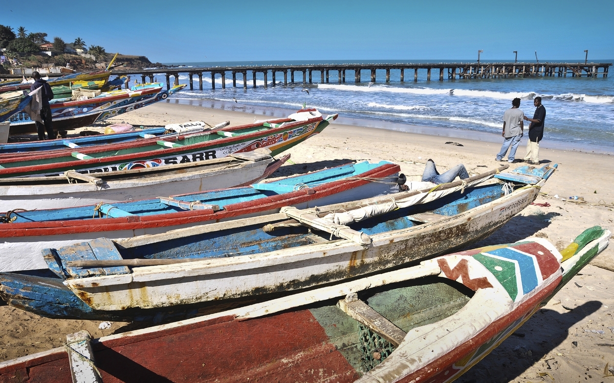Boote am Strand von Banjul, Gambia