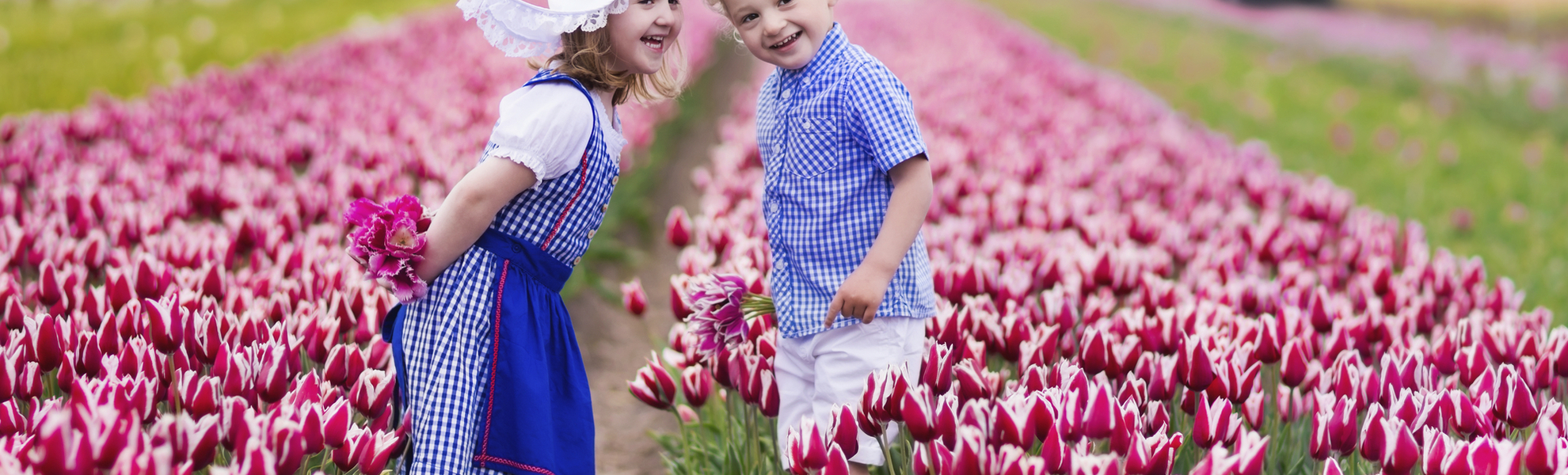 Einheimische Kinder auf einem Blumenfeld, Niederlande