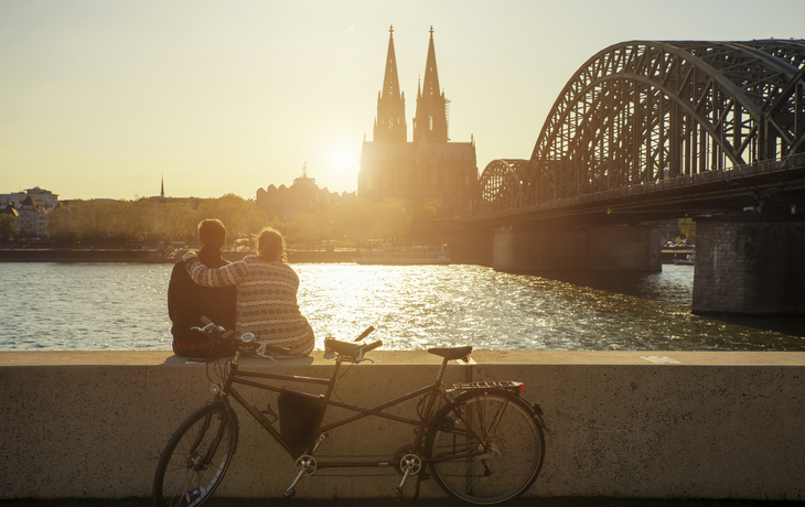 romantischer Sonnenuntergang über dem Kölner Dom, Deutschland
