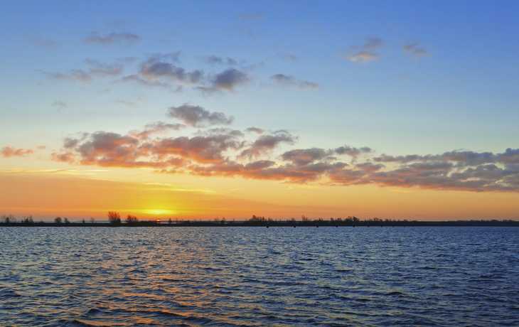 Sonnenuntergang über dem Ijsselmeer, Niederlande