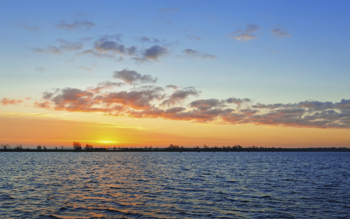 Sonnenuntergang über dem Ijsselmeer, Niederlande