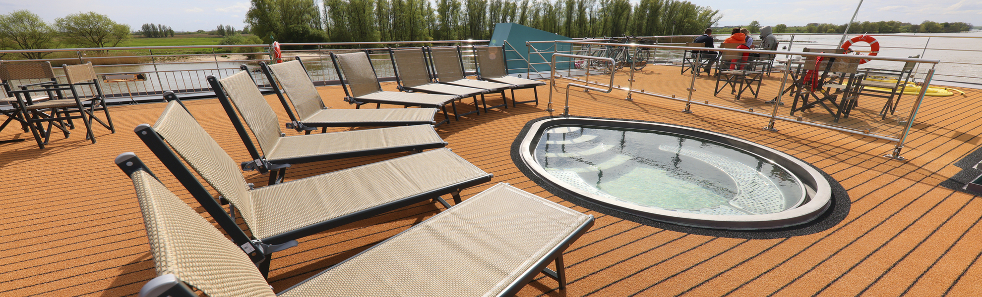 Sonnendeck mit kleinem Pool