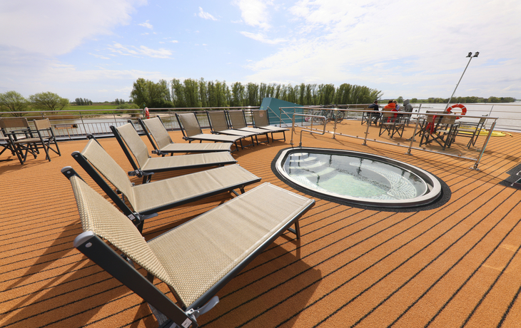 Sonnendeck mit kleinem Pool