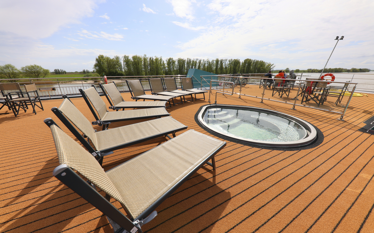 Sonnendeck mit kleinem Pool