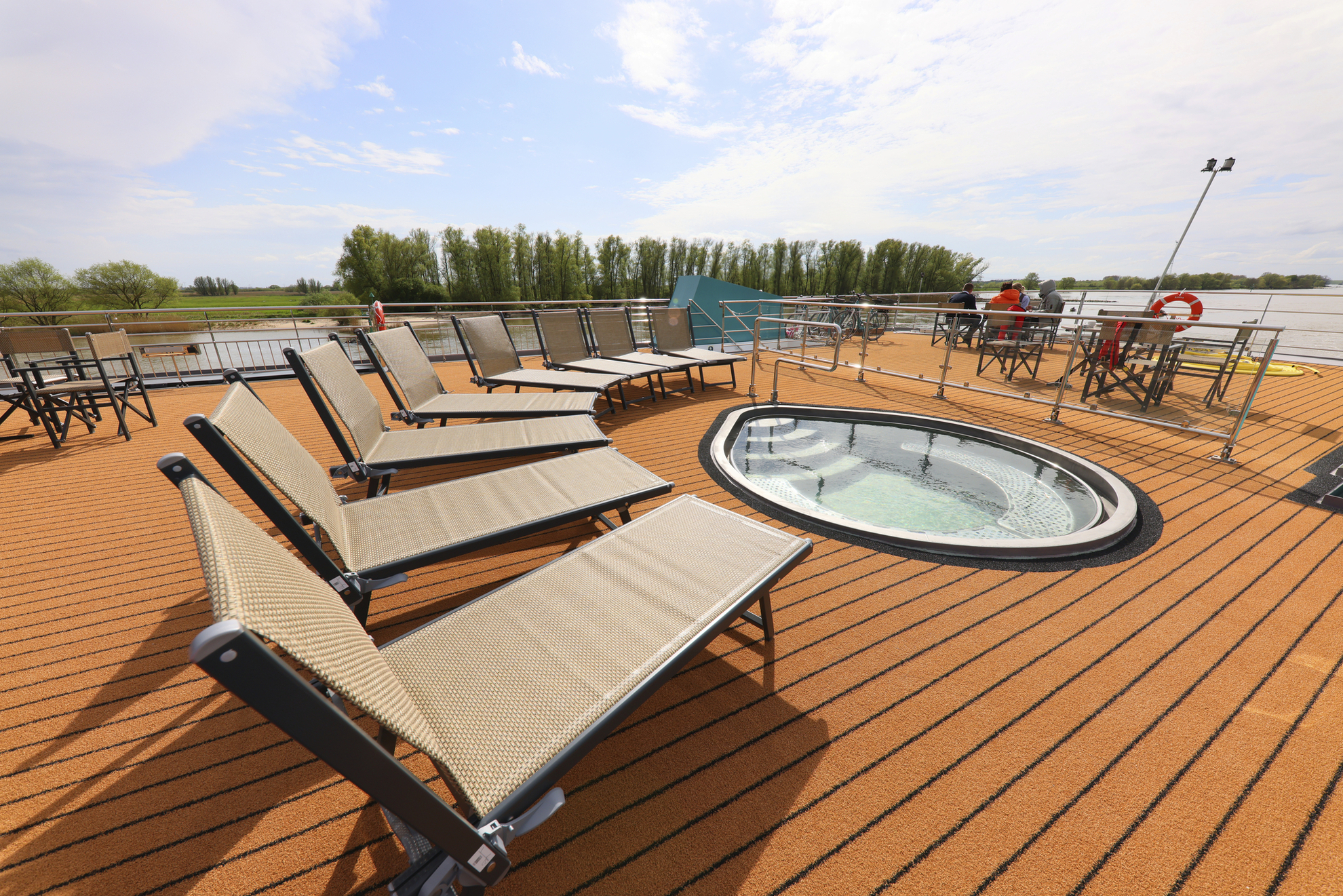 Sonnendeck mit kleinem Pool