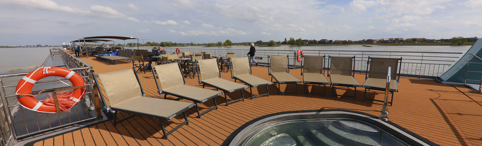 Sonnendeck mit kleinem Pool