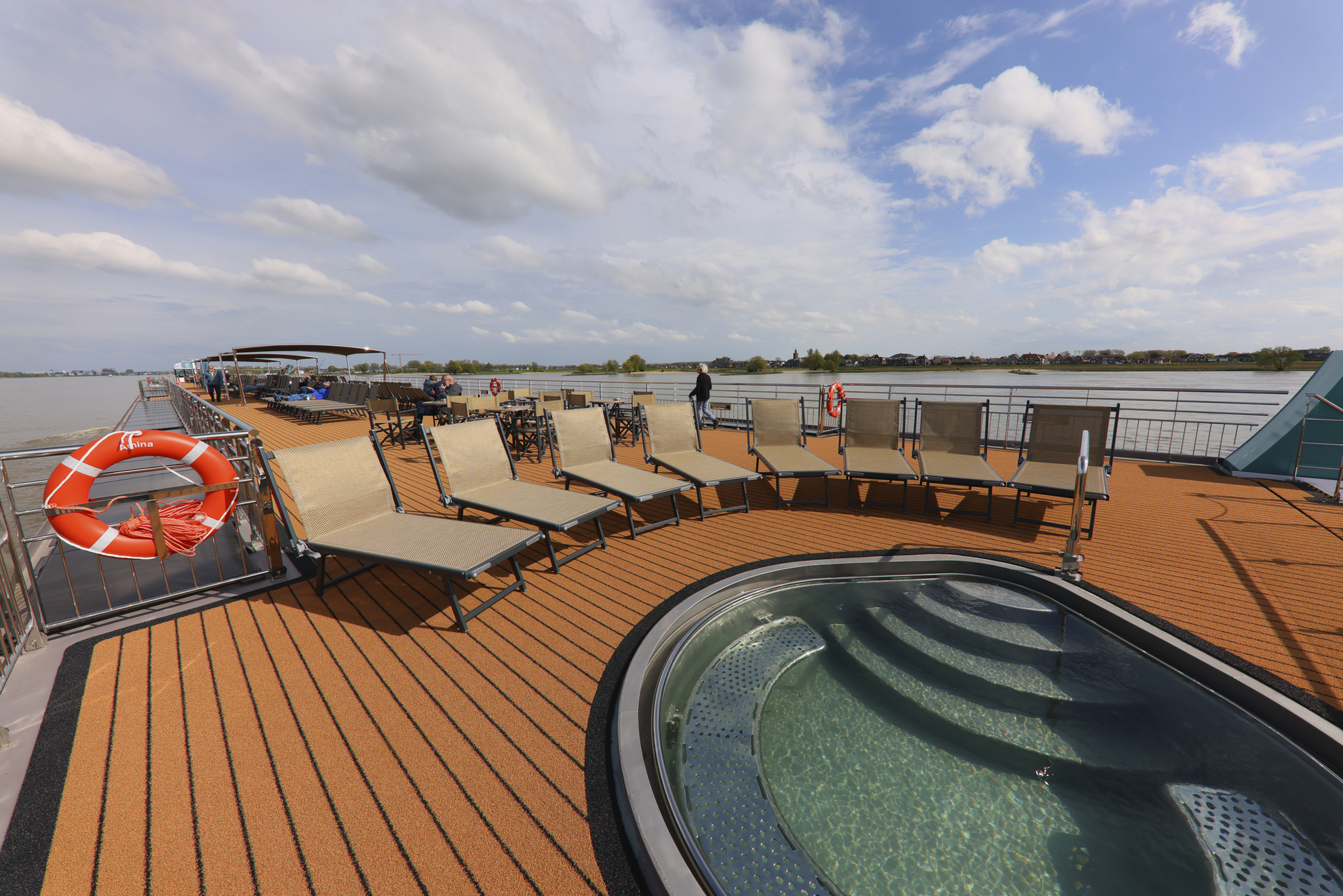 Sonnendeck mit kleinem Pool