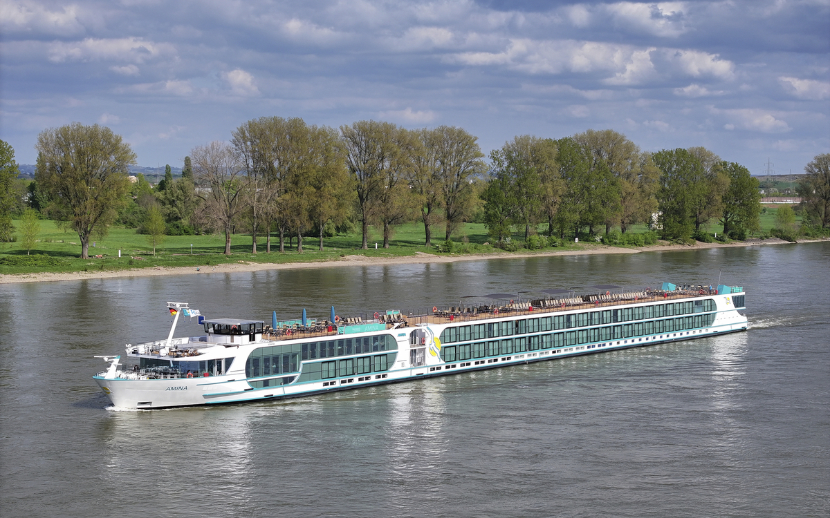 MS Amina auf dem Rhein