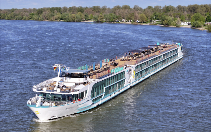 MS Amina auf dem Rhein