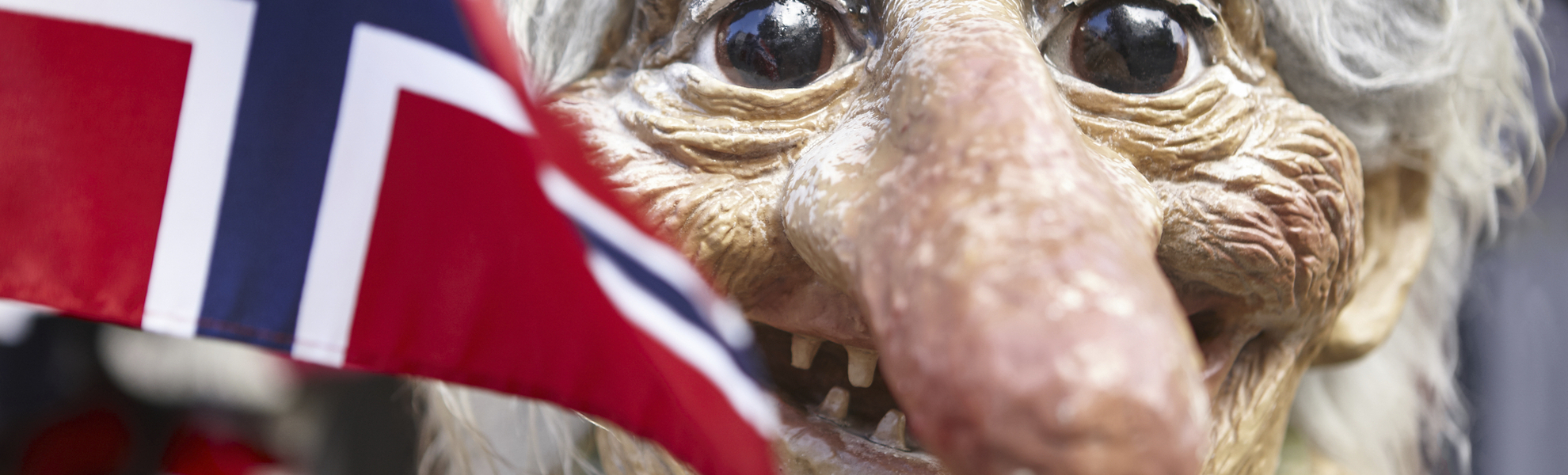 Troll Statue mit norwegischer Flagge