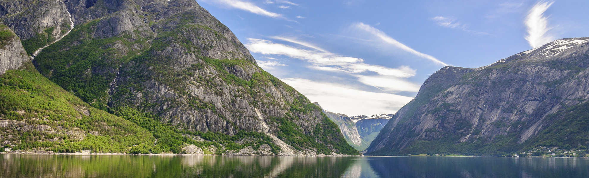 Spiegelbild der Natur im Hardangerfjord, Norwegen