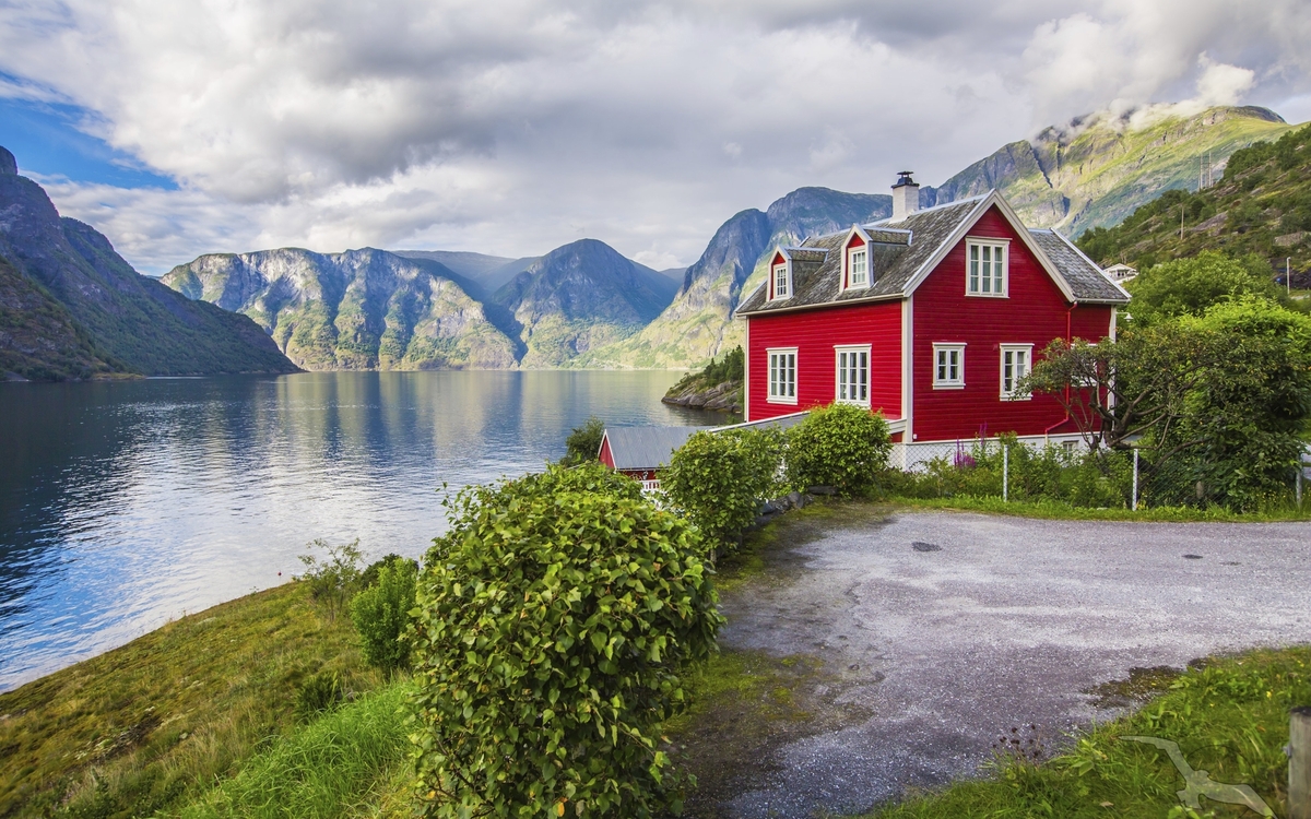 Malerische Landschaft am Sognefjord bei Olden, Norwegen