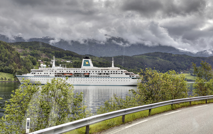 MS Deutschland in Ulvik