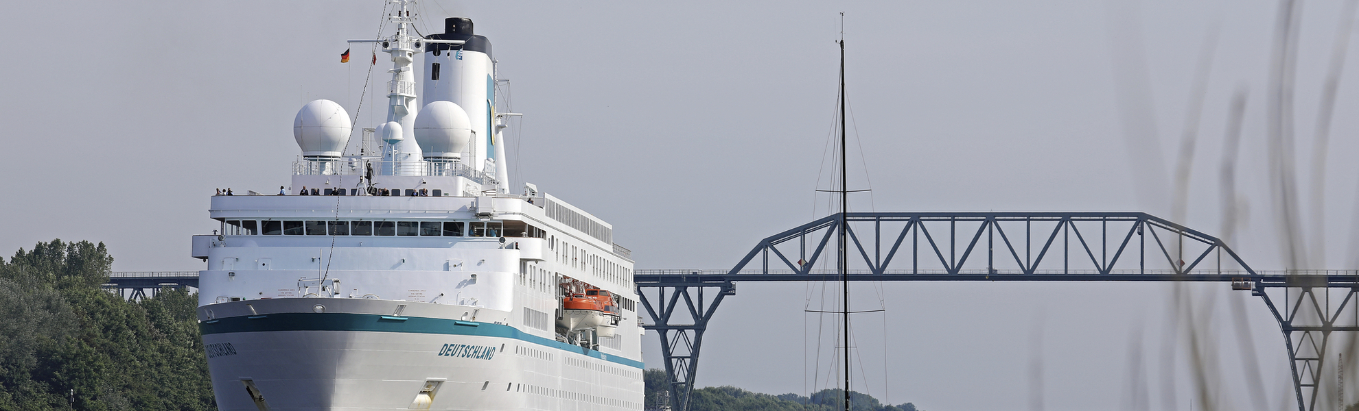 MS Deutschland passiert den Nord Ostsee Kanal