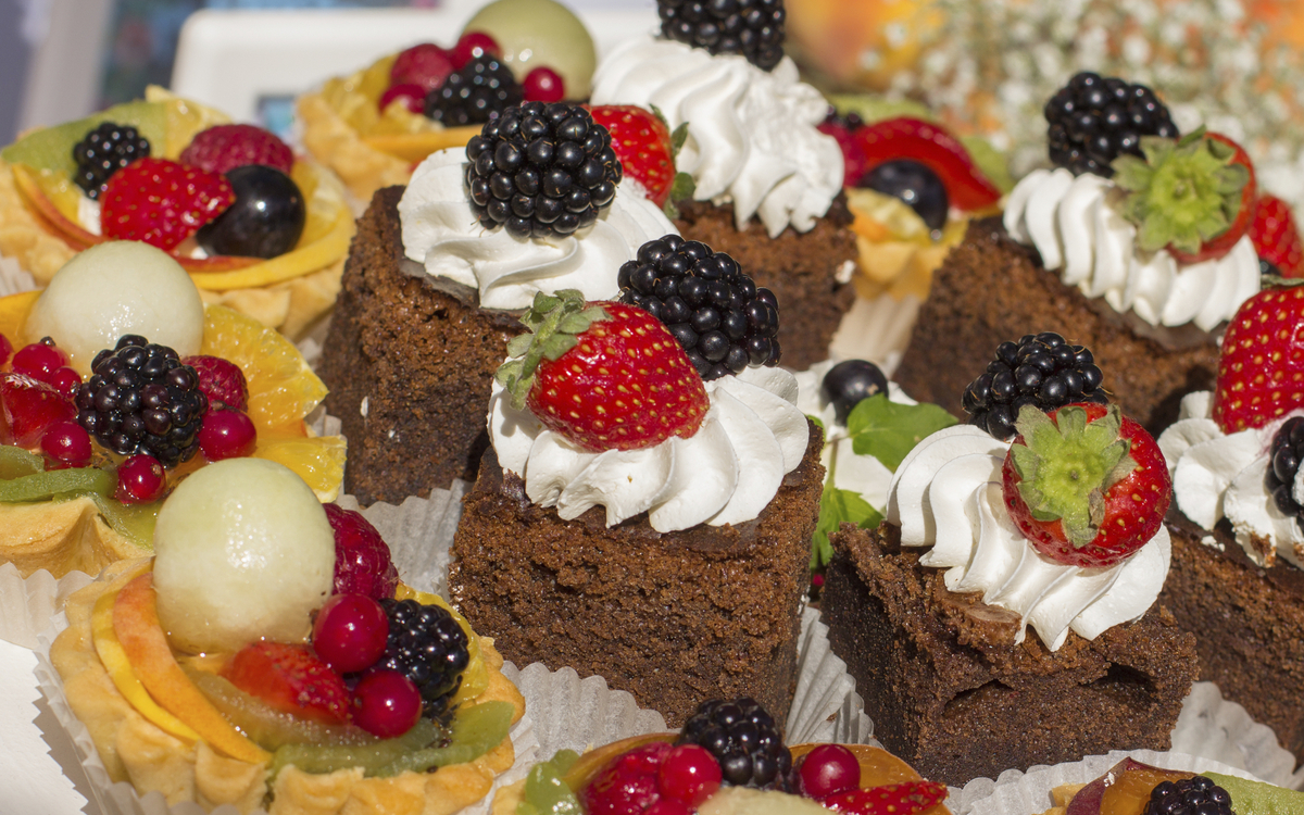 liebevoll verzierte Törtchen und Kuchen