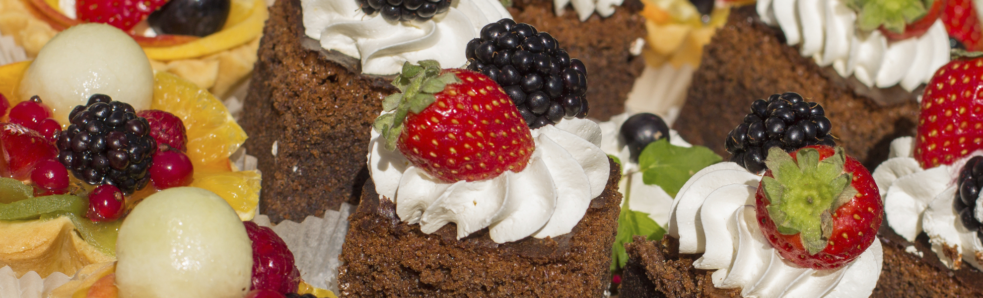 liebevoll verzierte Törtchen und Kuchen