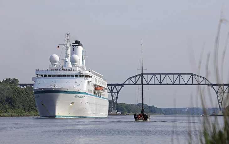 MS Deutschland passiert den Nord Ostsee Kanal